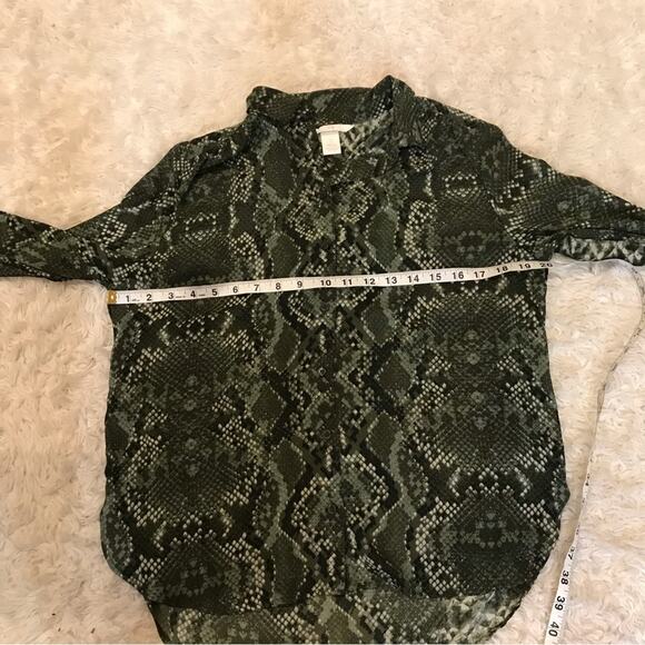 H&M green Snakeskin Button Down Blouse size 2 - Picture 4 of 6